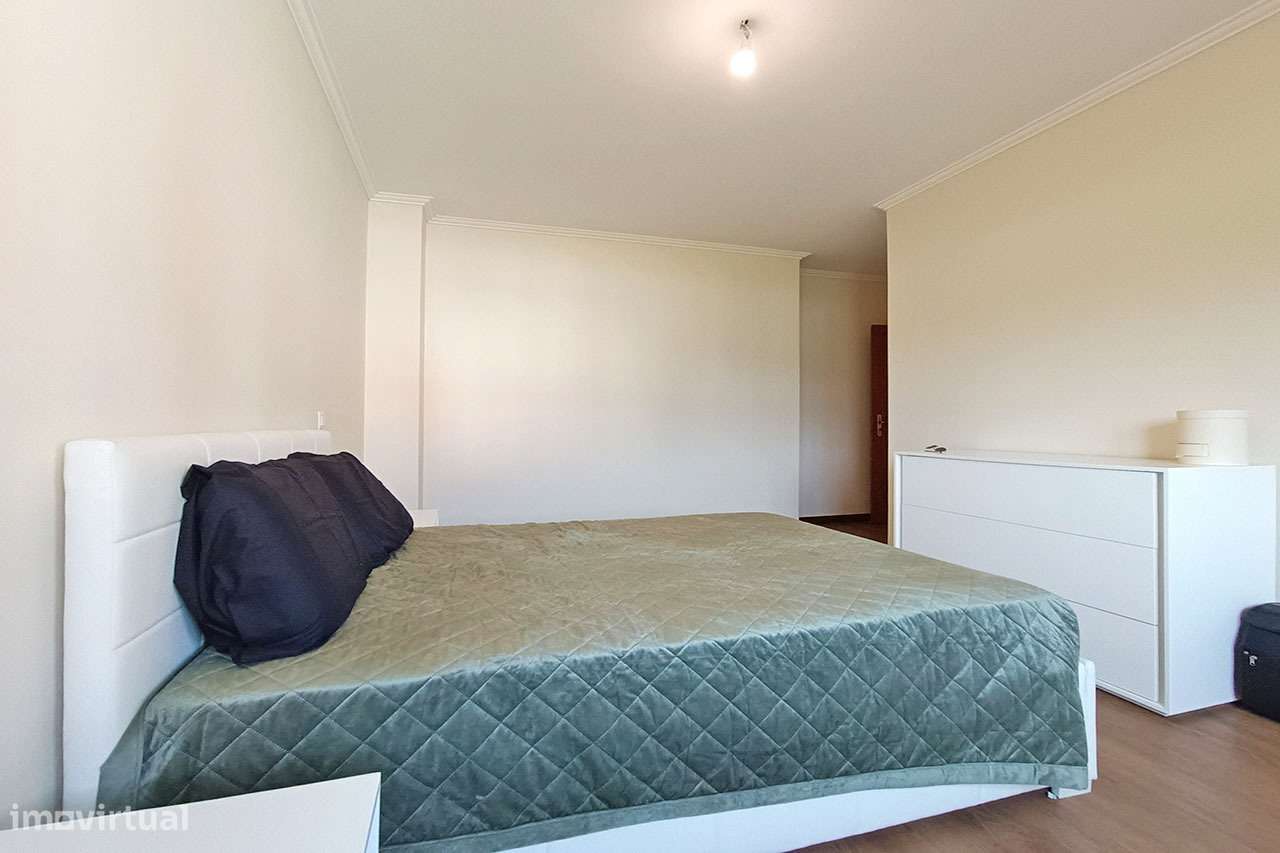 Apartamento T3 Renovado c/áreas generosas Paços de Brandão-15