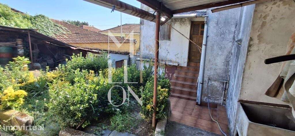 Moradia T2 bifamiliar com grande potêncial e excelente localização:-32