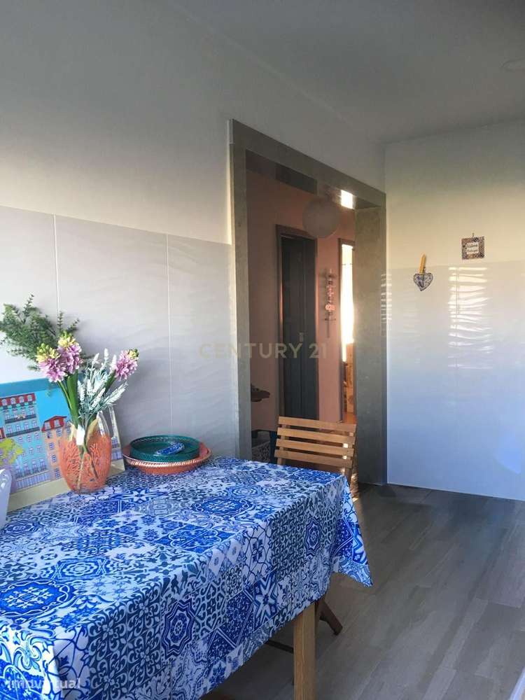 T2 Semi-Remodelado na Cova da Piedade - Excelente Localização!-3