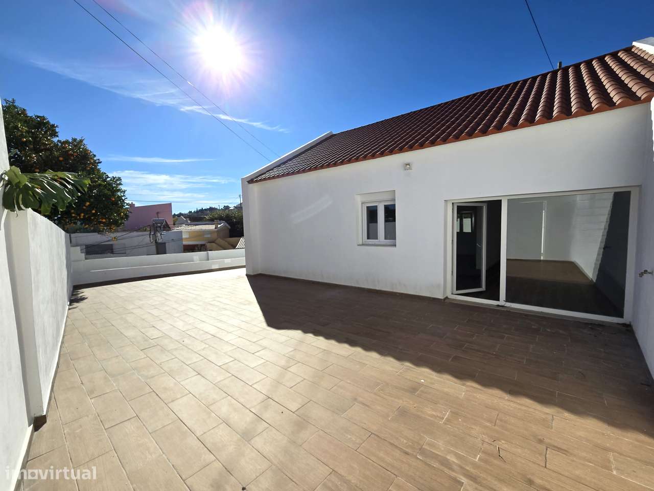 Fantástica Moradia T2 Totalmente Renovada, Independente em Setúbal-35