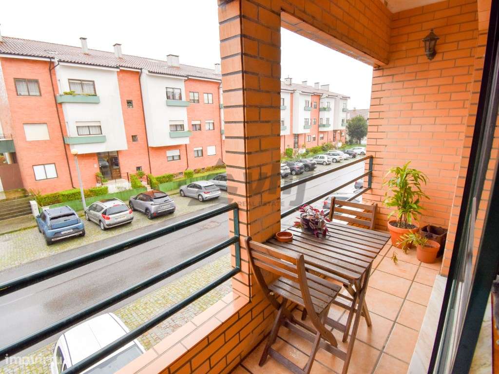 T2 espaçoso com varanda, garagem e excelente exposição solar-6