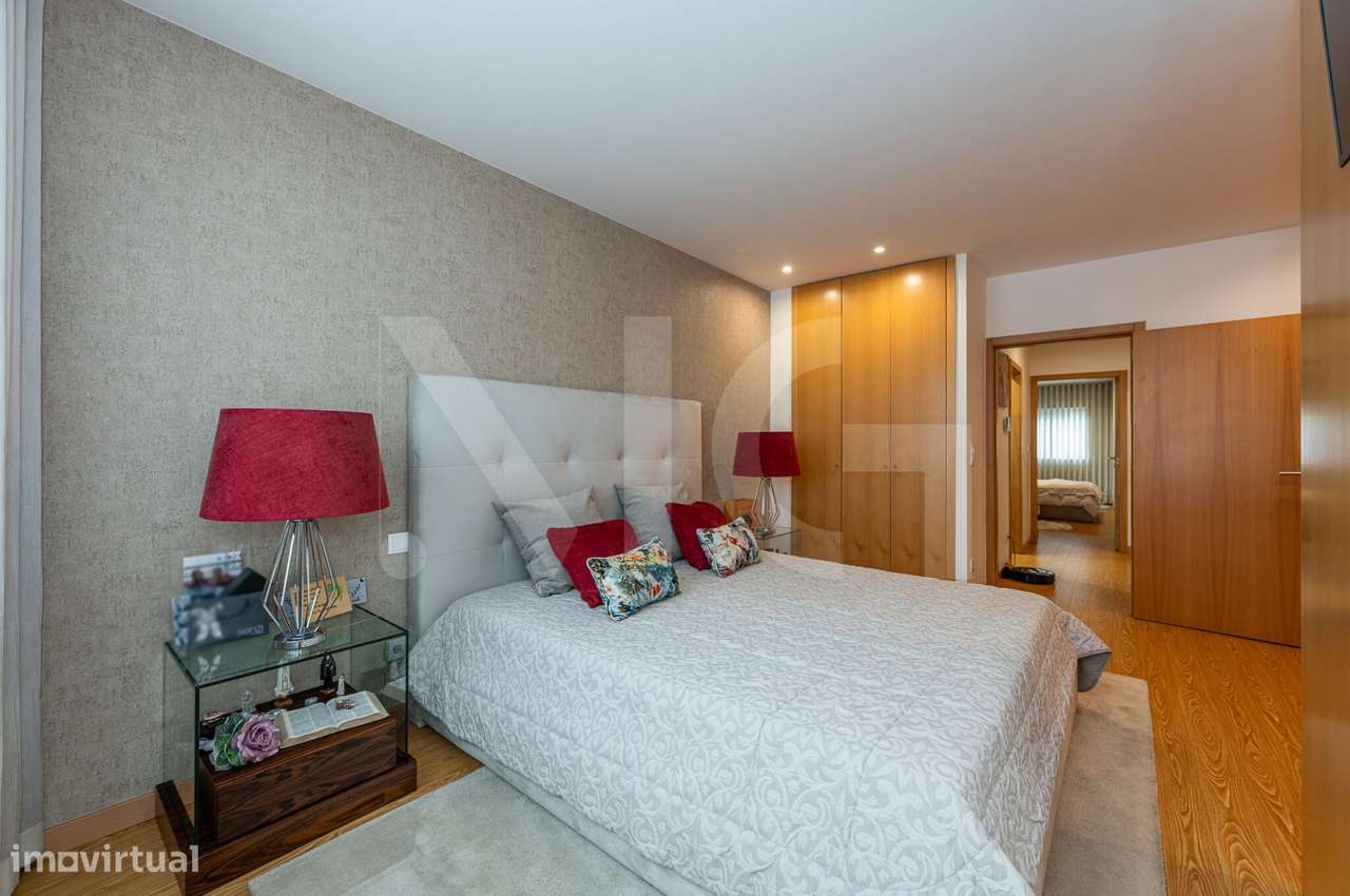 Moradia T3 com pátio, anexos e garagem em Paranhos - Porto-24