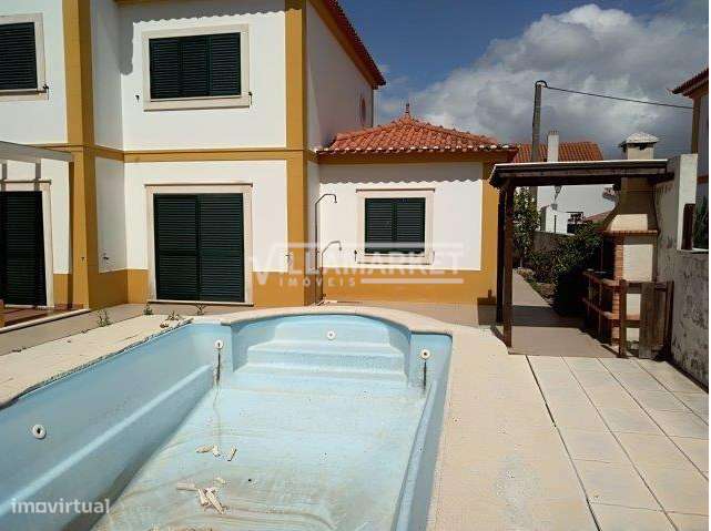 Moradia V3 da banca situada na Urbanização Quinta Vale Verde em Benave-1