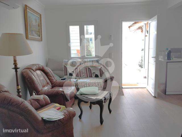 Moradia T4 Totalmente Renovada-12