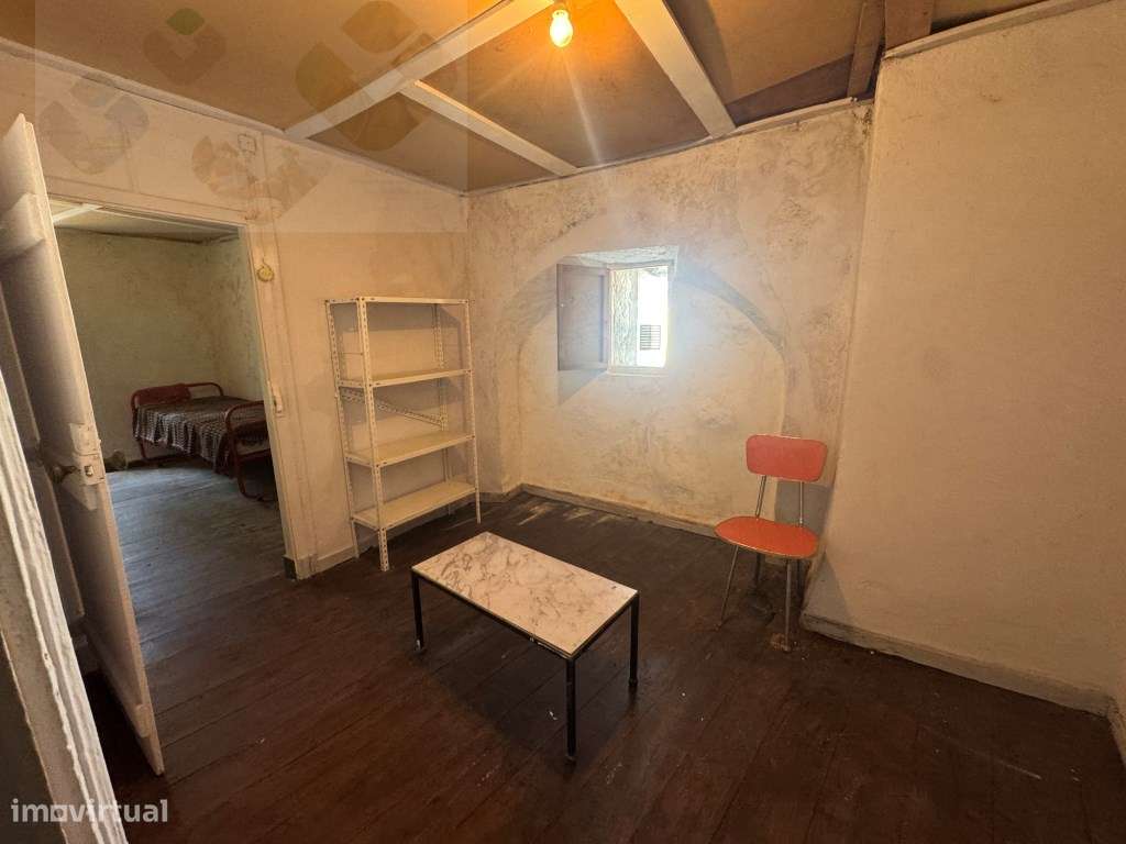 Moradia frente Monsanto, Excelente oportunidade, T2, por recuperar!-36