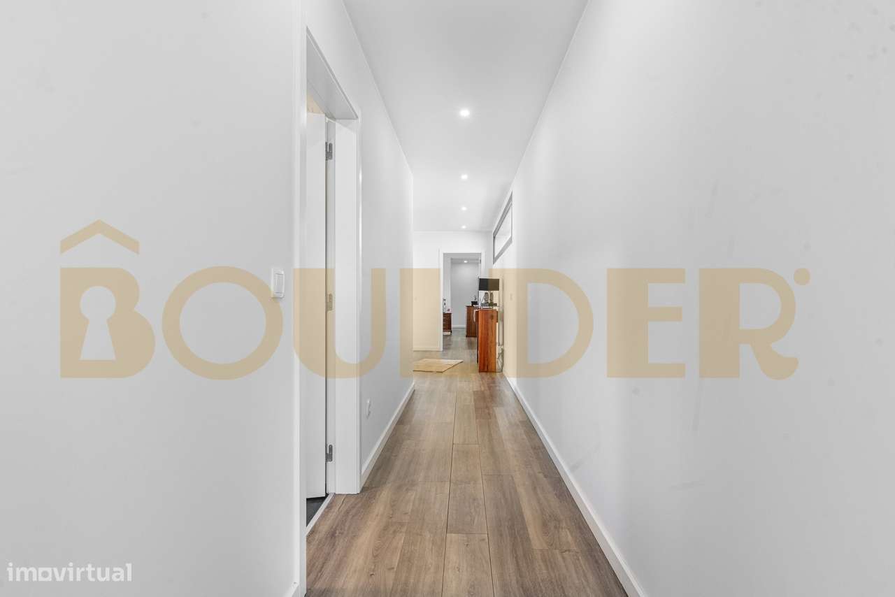 Moradia Térrea T4 de Arquitetura Moderna com Piscina-16