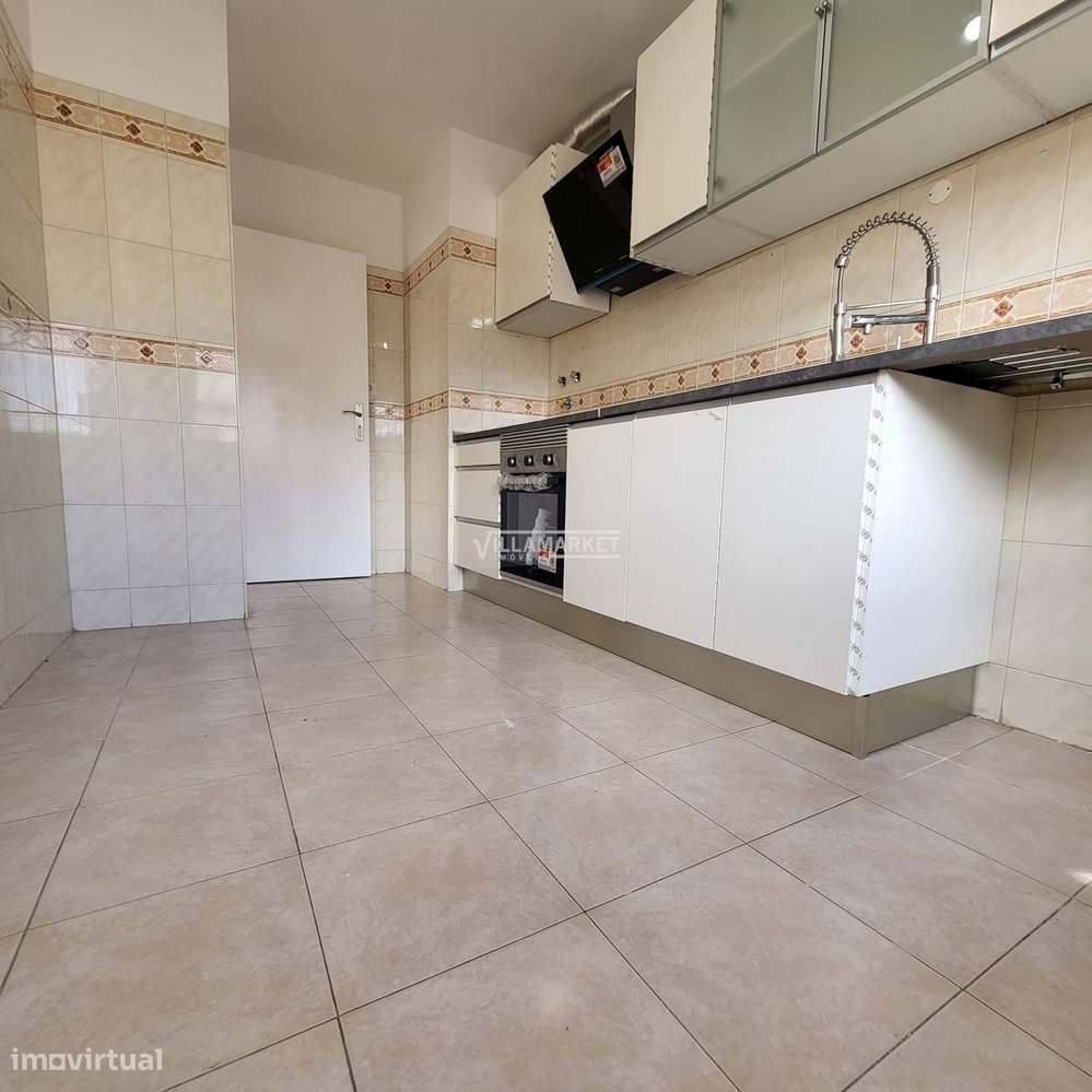 Apartamento T2 renovado com 80 m2 inserido no 9º andar de um edifício-5