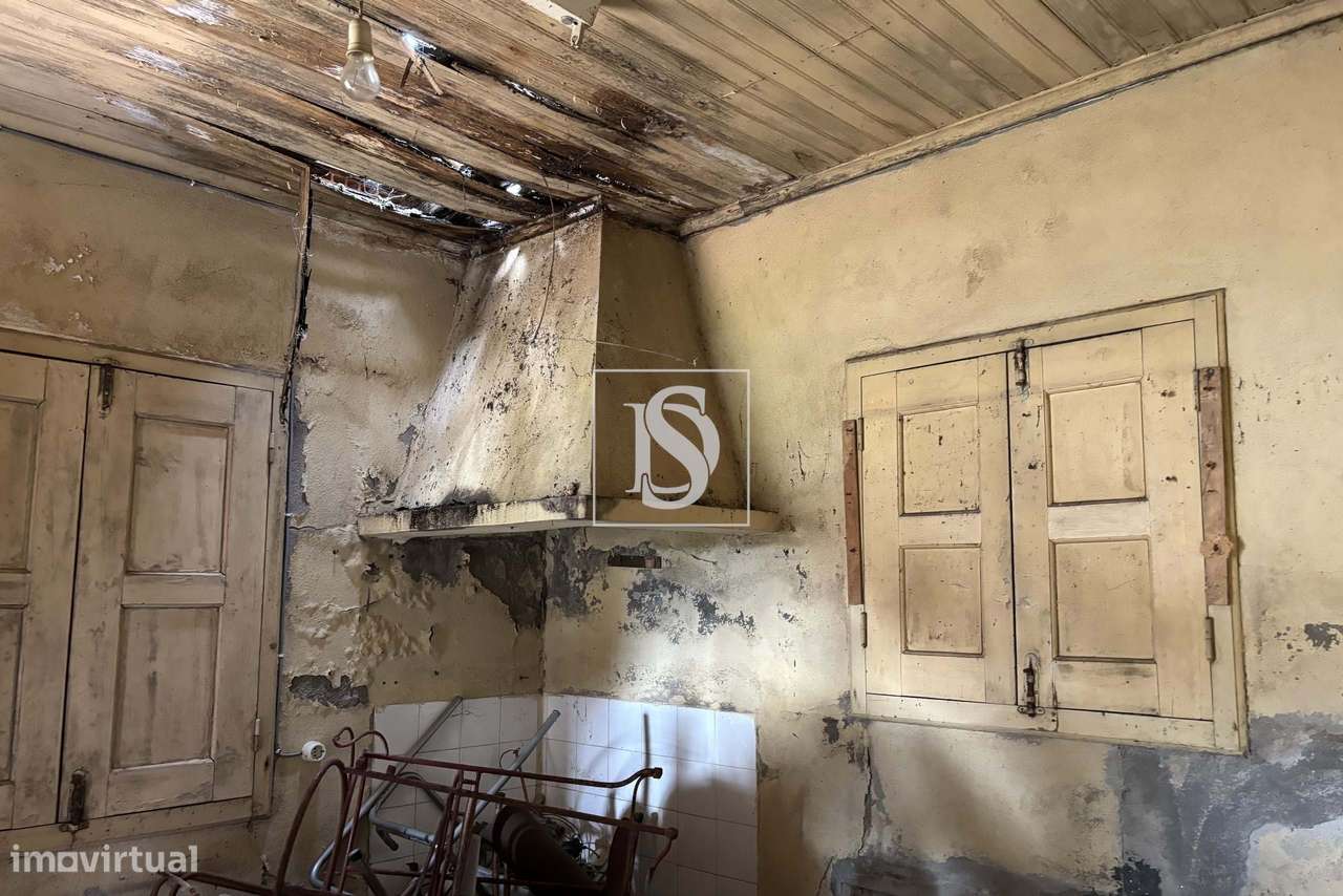 Moradia T2 para reconstrução em Tondela-4