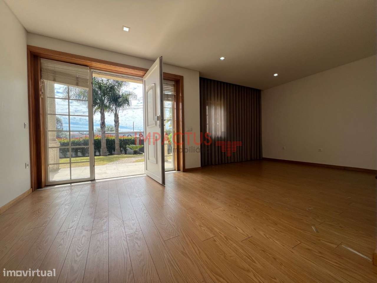 Imponente Moradia isolada com terreno de 1195m2-34