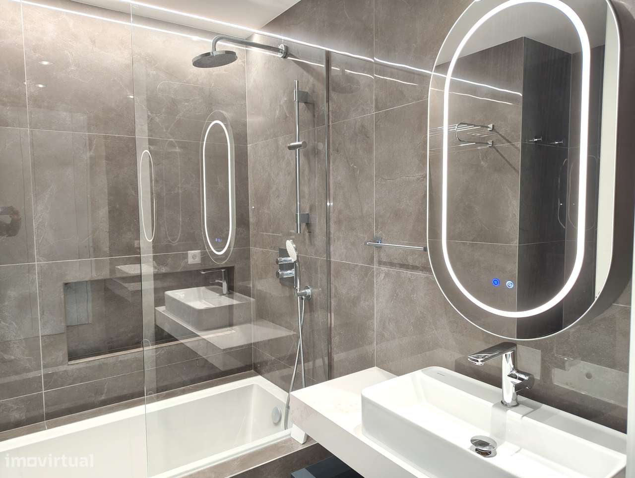 Moradia T4 com piscina e jardim em Canidelo-25