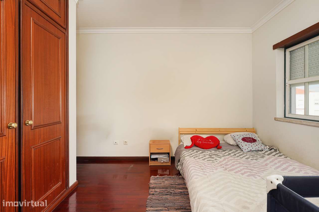 Apartamento T2 com garagem e elevador no Barreiro-13