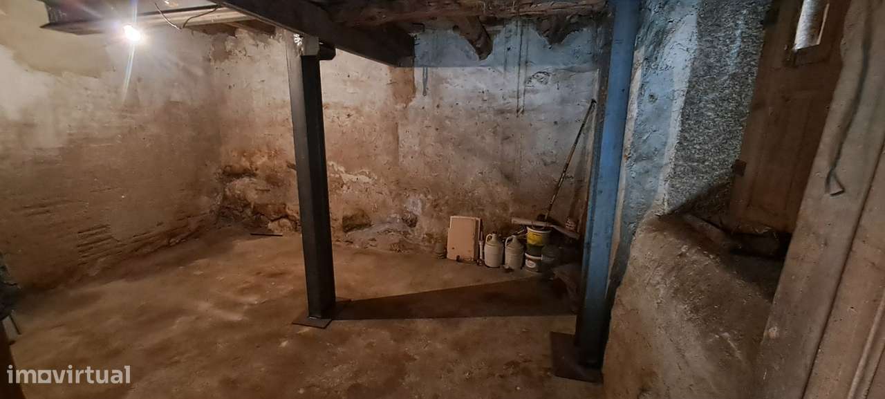 Moradia para restaurar T2 em Miranda do Douro-25