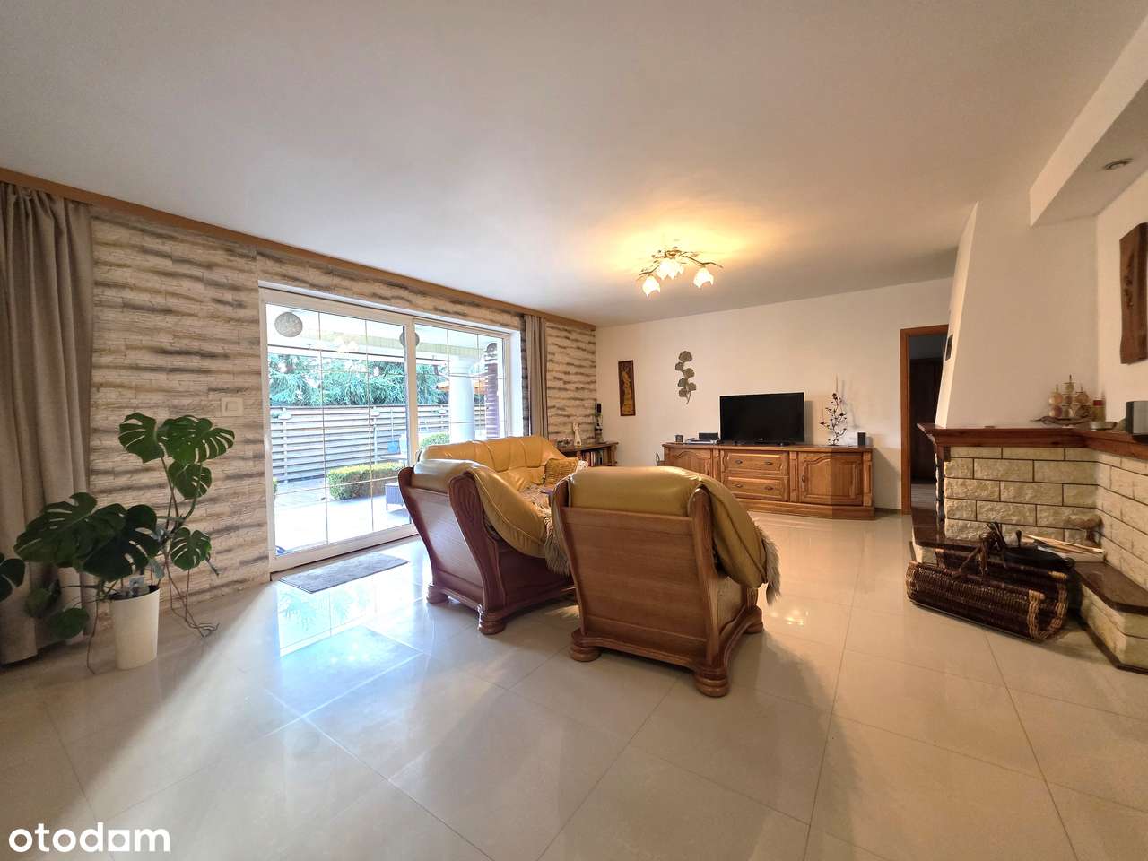 Dom 5/6 pokoi_taras_kominek_fotowoltaika_oddzielny garaż-9