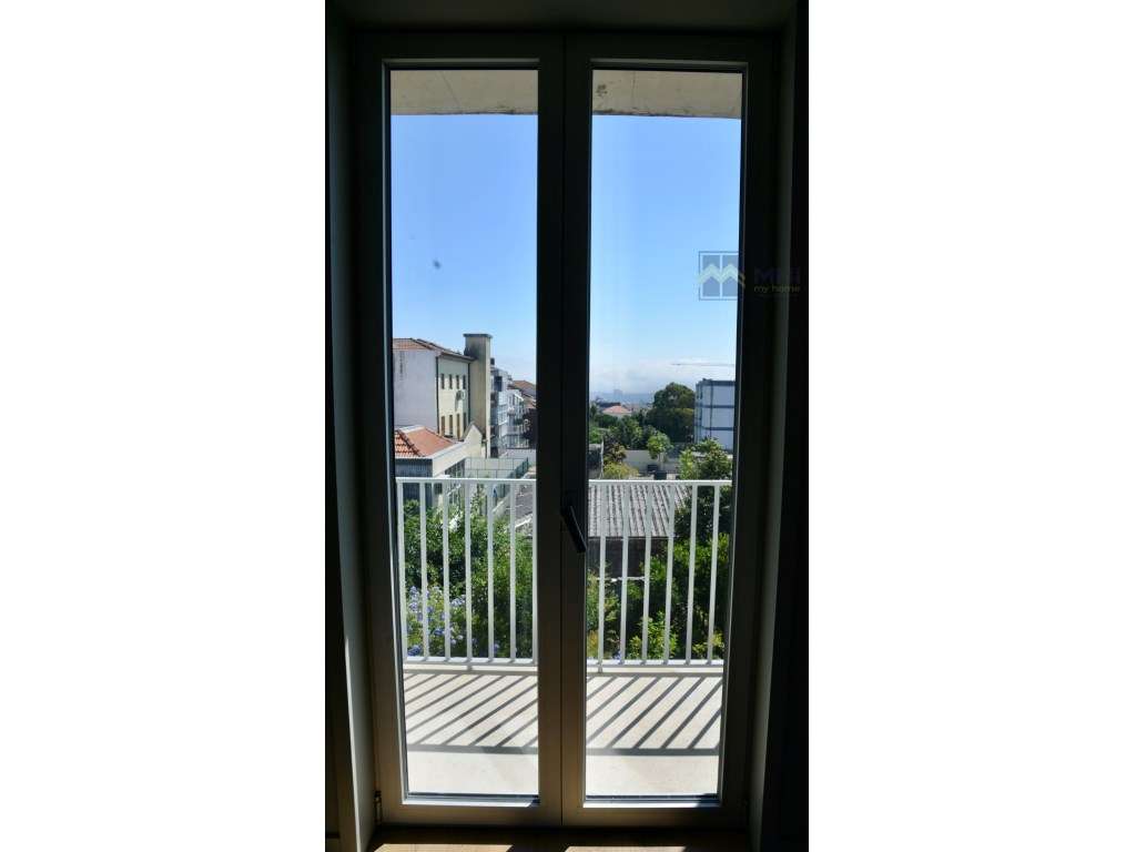 T0 +1 Novo com Varanda e Garagem e excelentes vista à Rua do Bonjar...-27