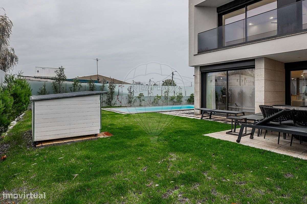 Moradia de Luxo T3+1 com Piscina Aquecida -300m da Praia em Matosinhos-33
