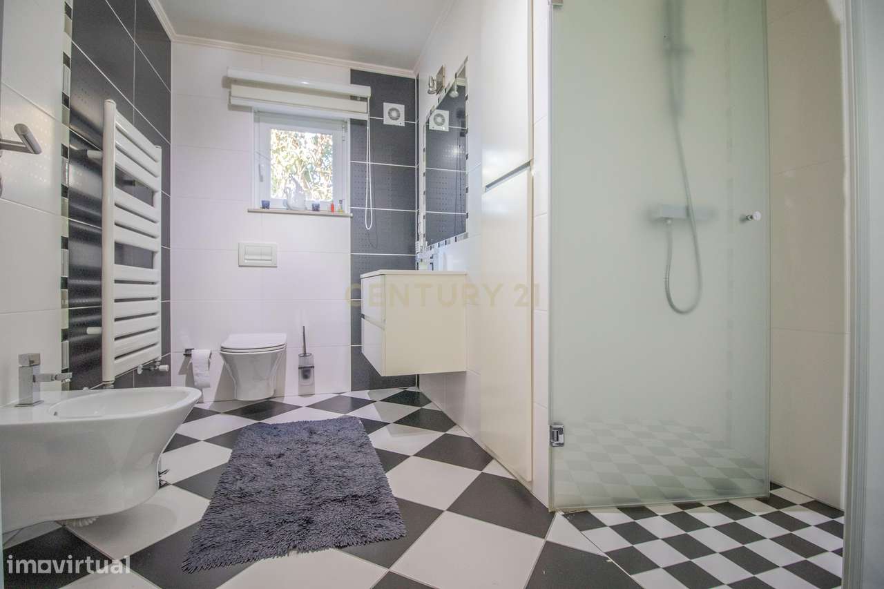 Moradia com piscina, terreno e anexos em Vieira de Leiria e a 2km da p-30