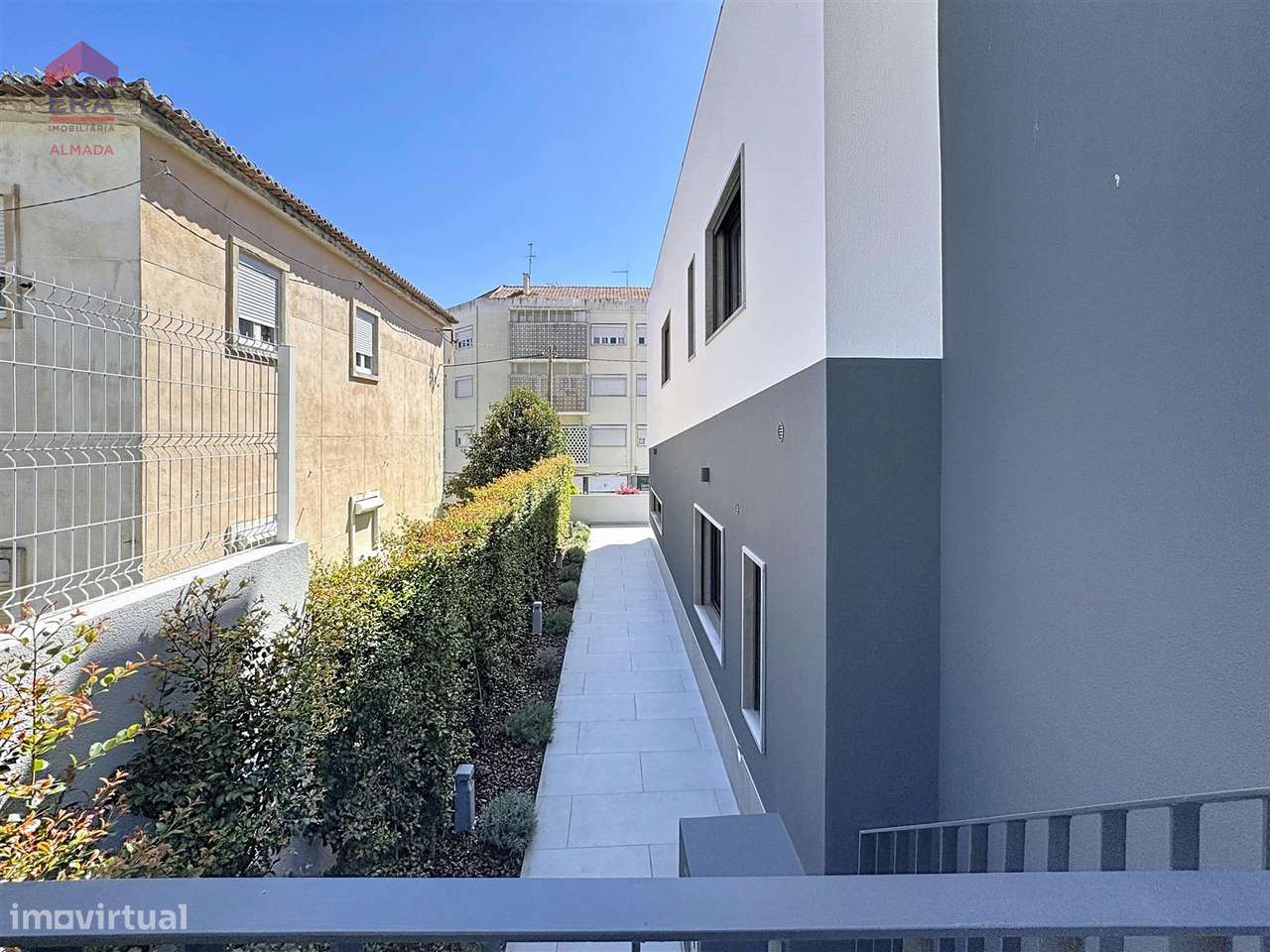 Nova Moradia em Almada , 5 suites, garagem e jardim-39