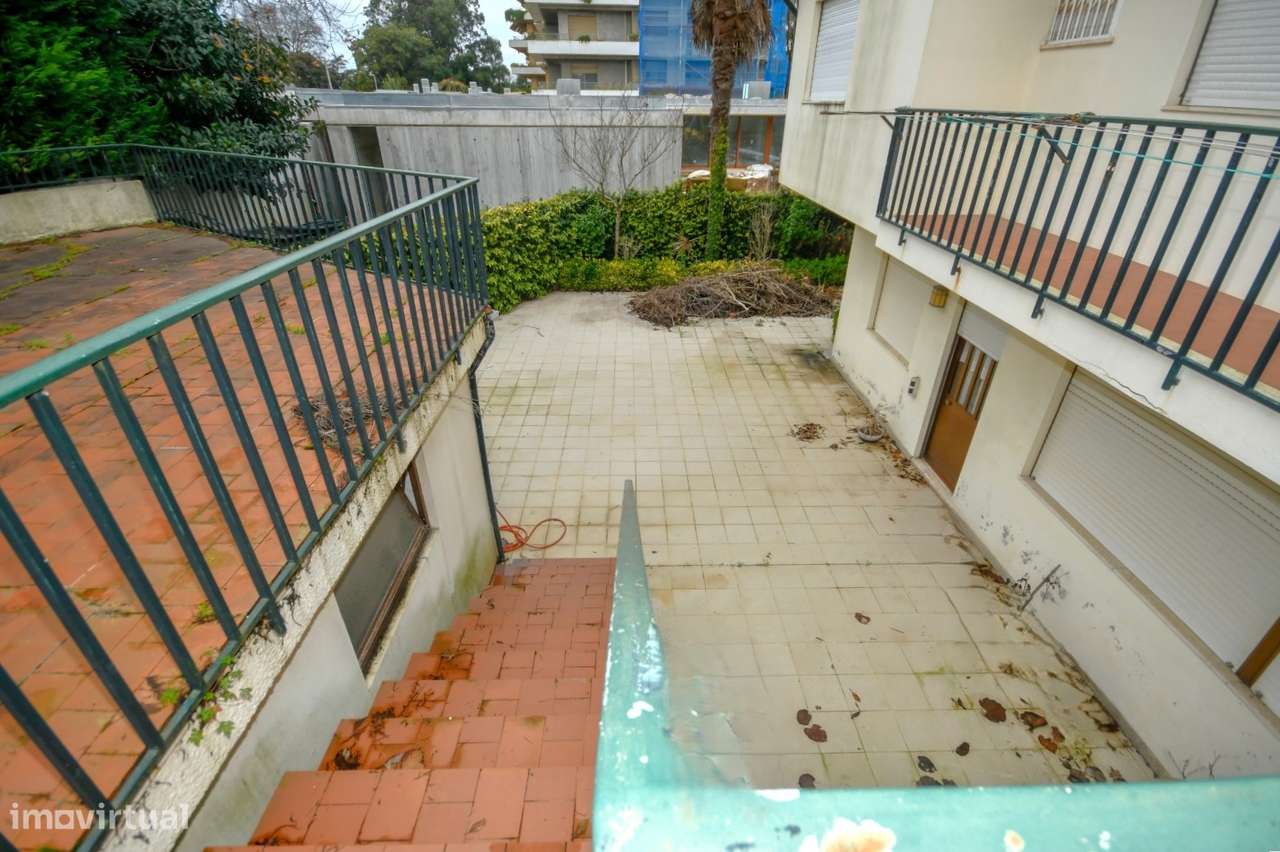 Moradia T7 na Foz | Jardim, Terraço, garagem e enorme potencial-8
