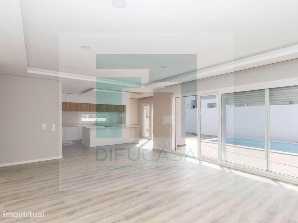 Moradia Geminada Térrea T4 com Garagem e Piscina - Grande imagem: 4/55