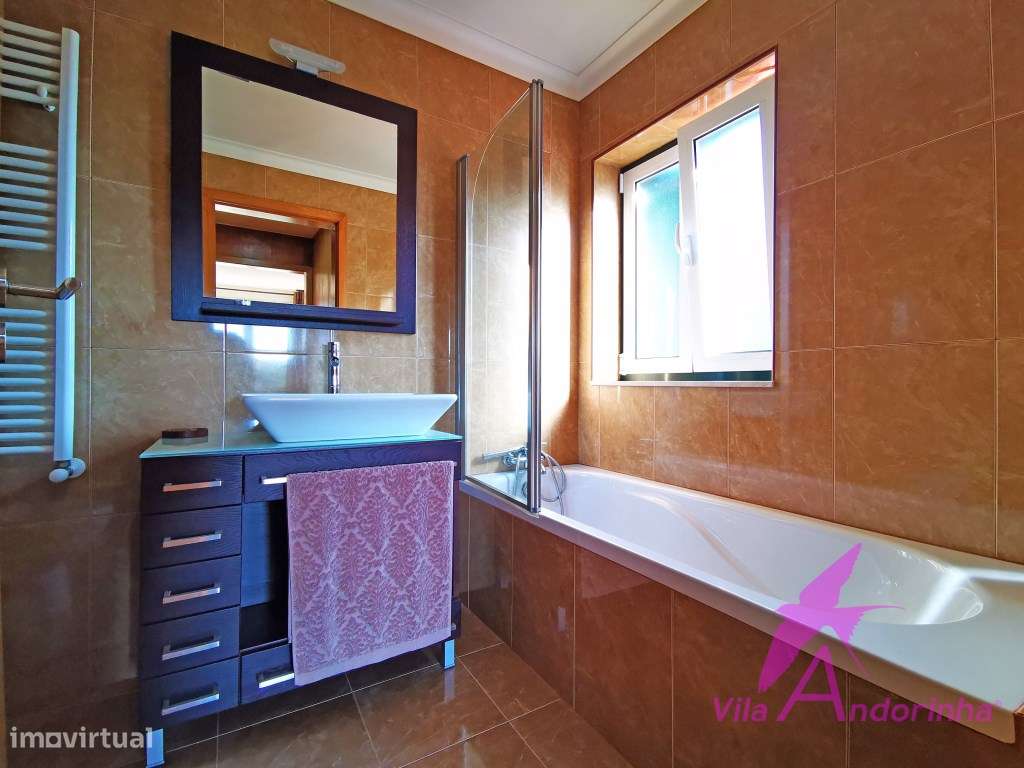 Moradia T4 Independente a 5 minutos da praia e do centro-26