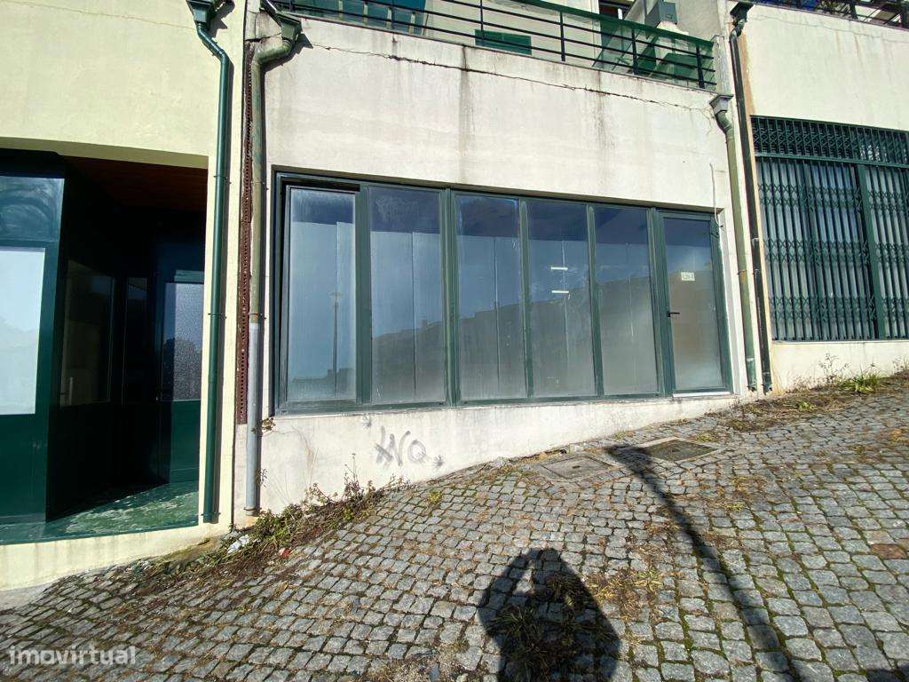 Investimento- Loja em Valongo possibilidade de Converter em T2-5