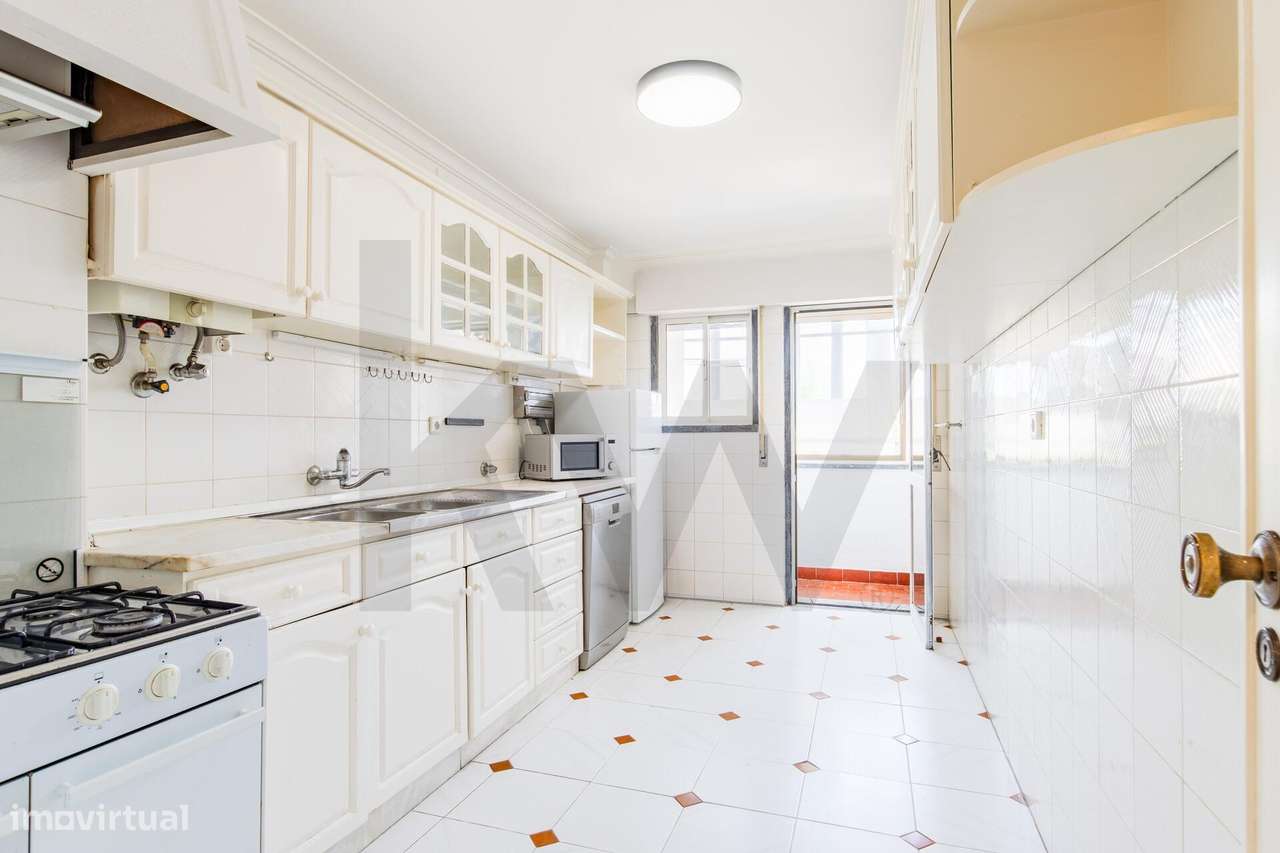 Apartamento T2 com Garagem Box e Vista Mar | Buzano – Parede-5