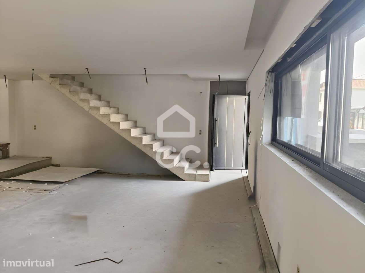 Moradia T3 Nova com 3 Suites, Jardim e Terraço – Design Contemporâneo-6