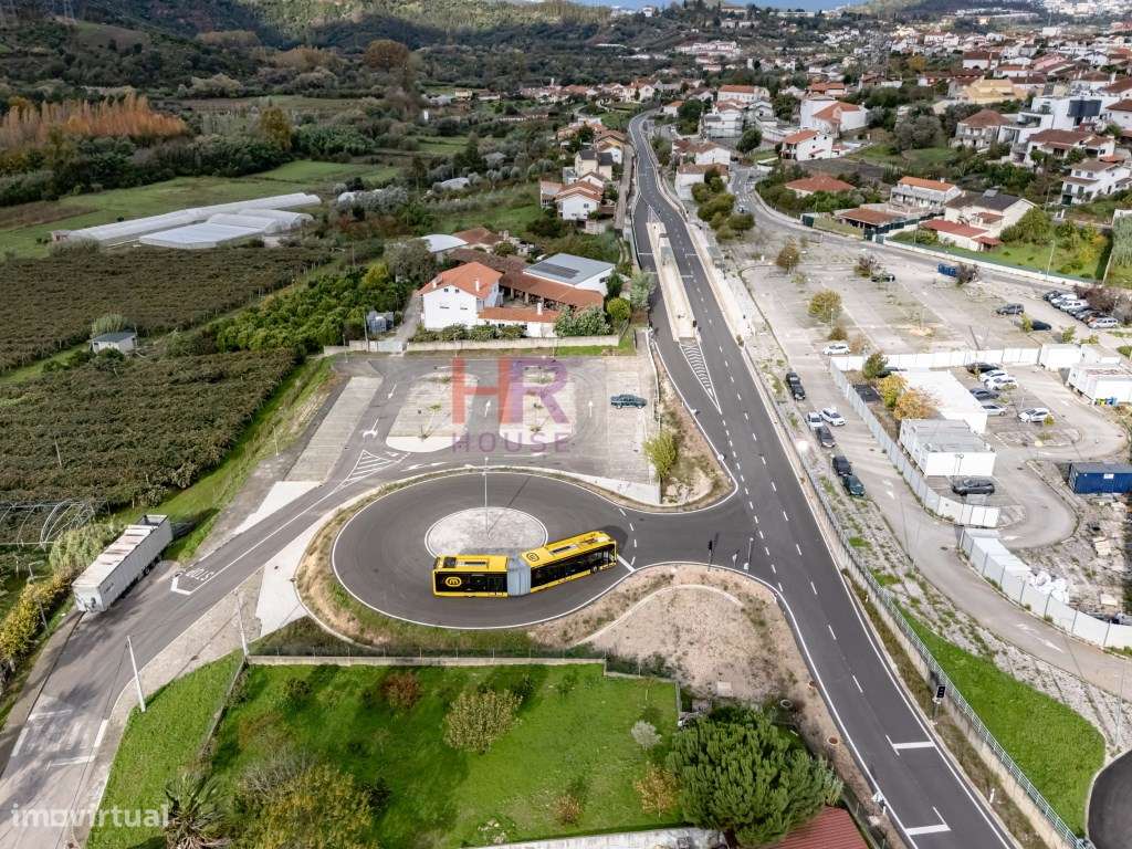 Coimbra, Vende-se Moradia com terreno e jardim.-41