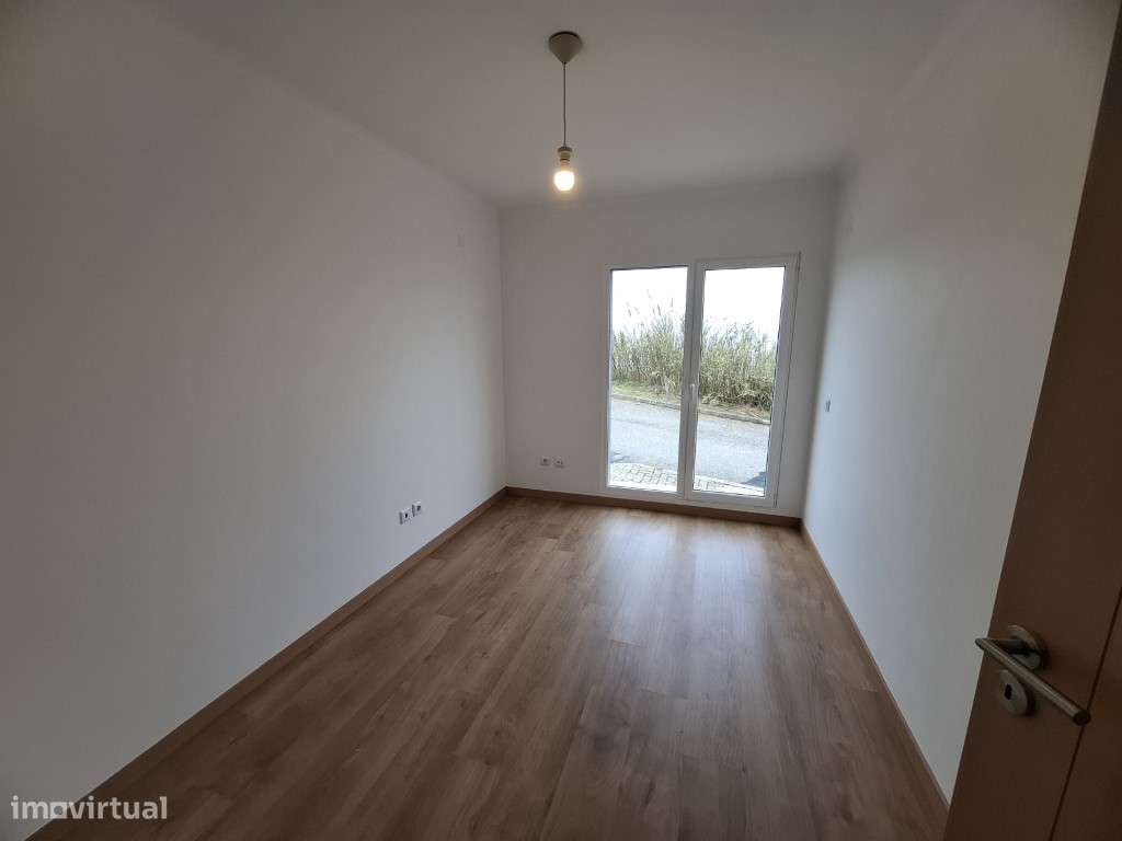 Moradia V2+1 em banda com vista frontal sobre o oceano e as icónica...-17