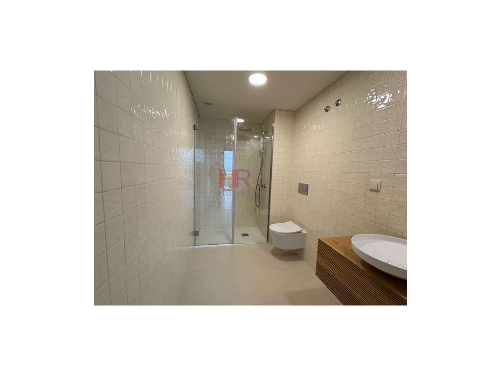 Vende-se T3 ultimo piso com aparcamento privativo coberto para 4 au... - Grande imagem: 4/54