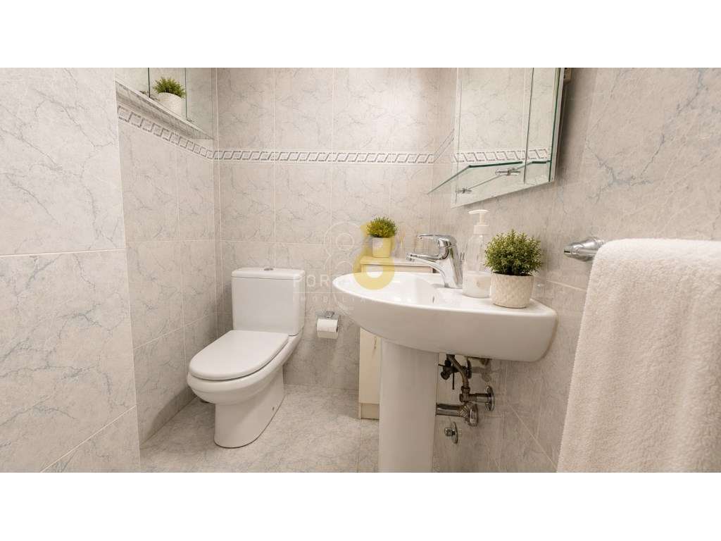 Moradia de 4 Frentes | 320 m² de Construção | Terreno com 496 m² | ...-14