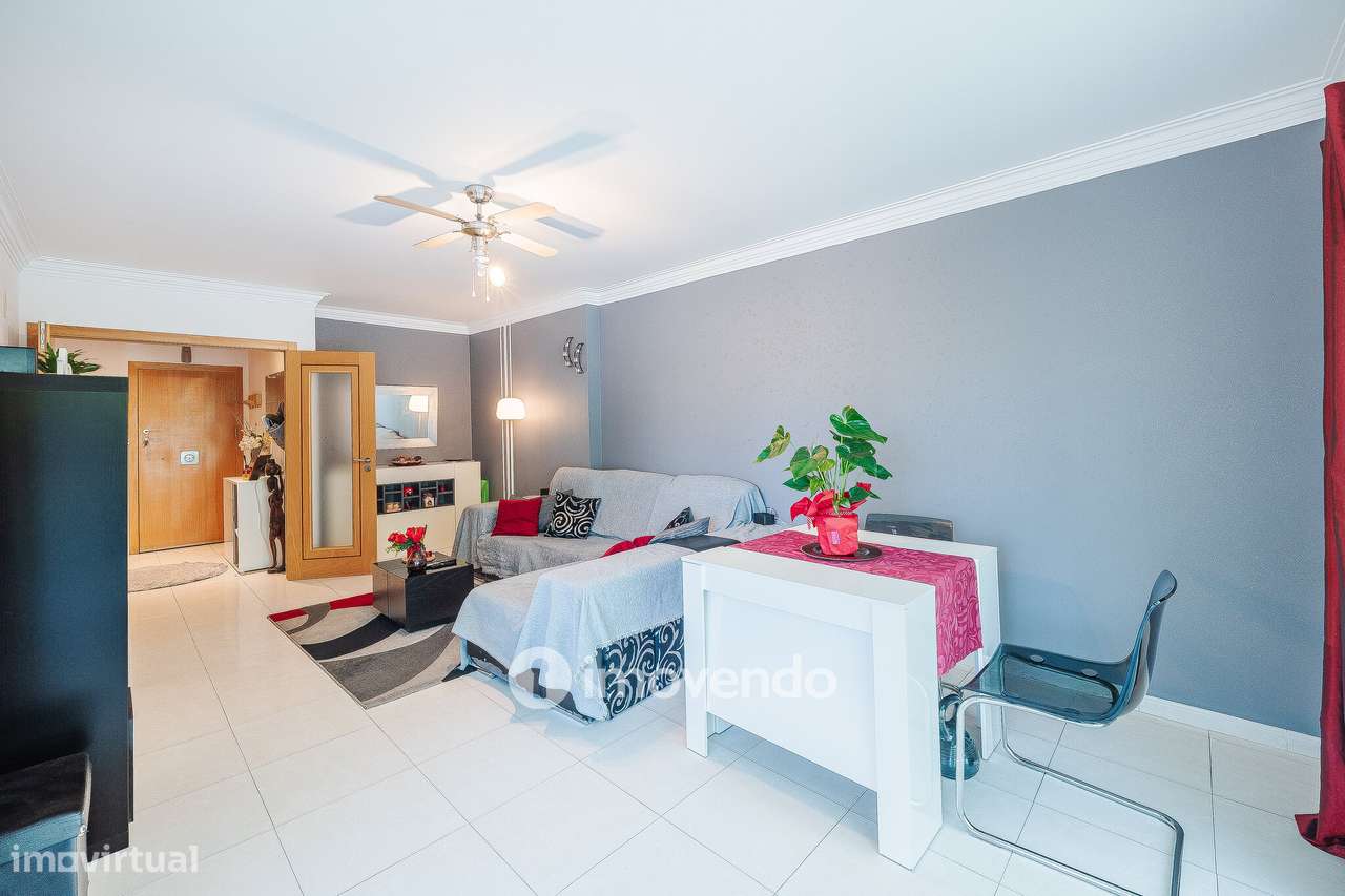 Apartamento T2 moderno, com garagem e varanda enorme, na Malvarosa-9