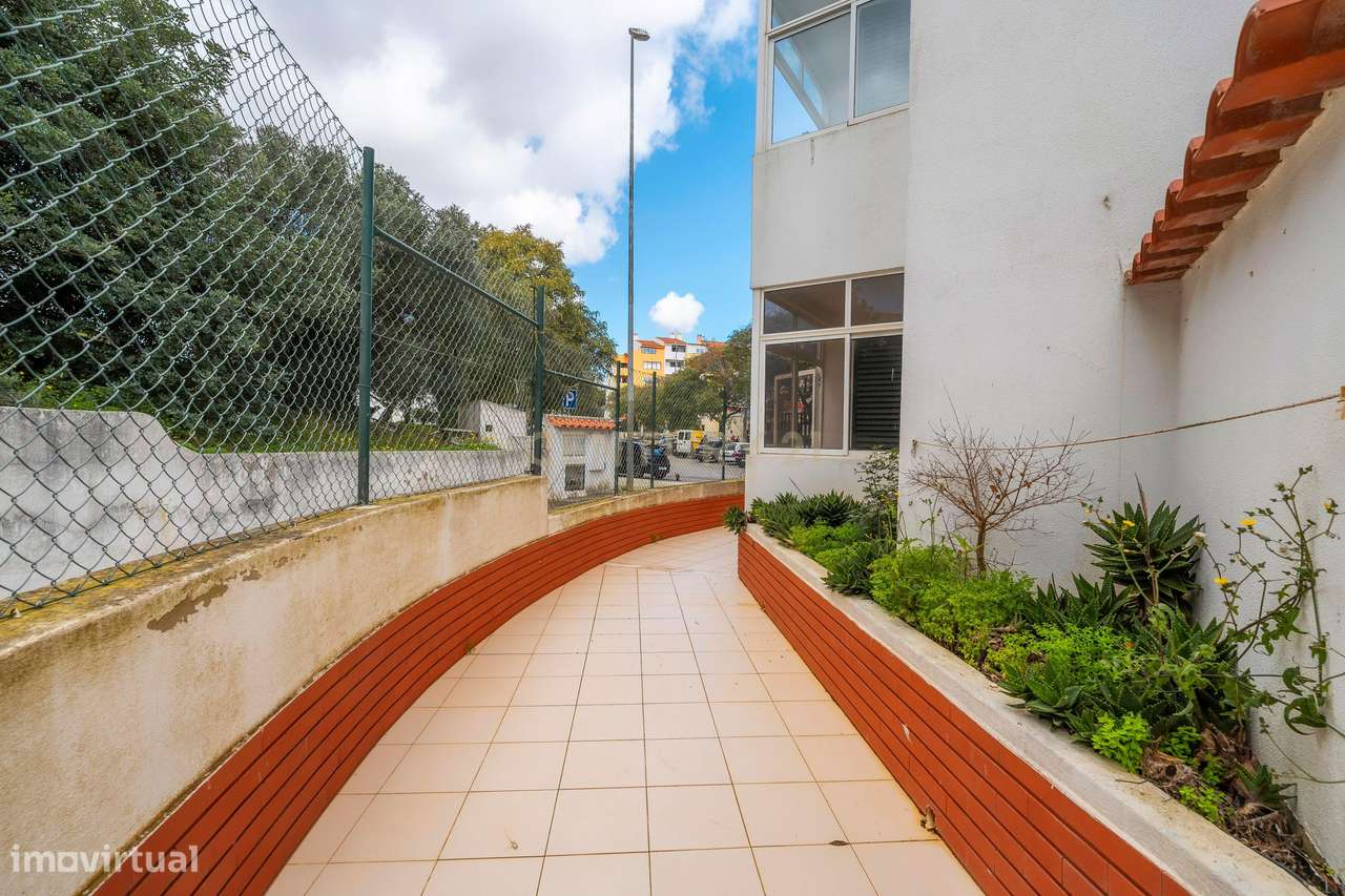 Apartamento T4 com garagem em condomínio com piscina no centro de Albu-5