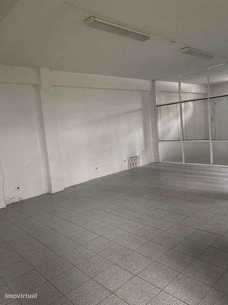 Loja grande Ed. Tem Tem frente ao tribunal de Penafiel - Grande imagem: 4/7