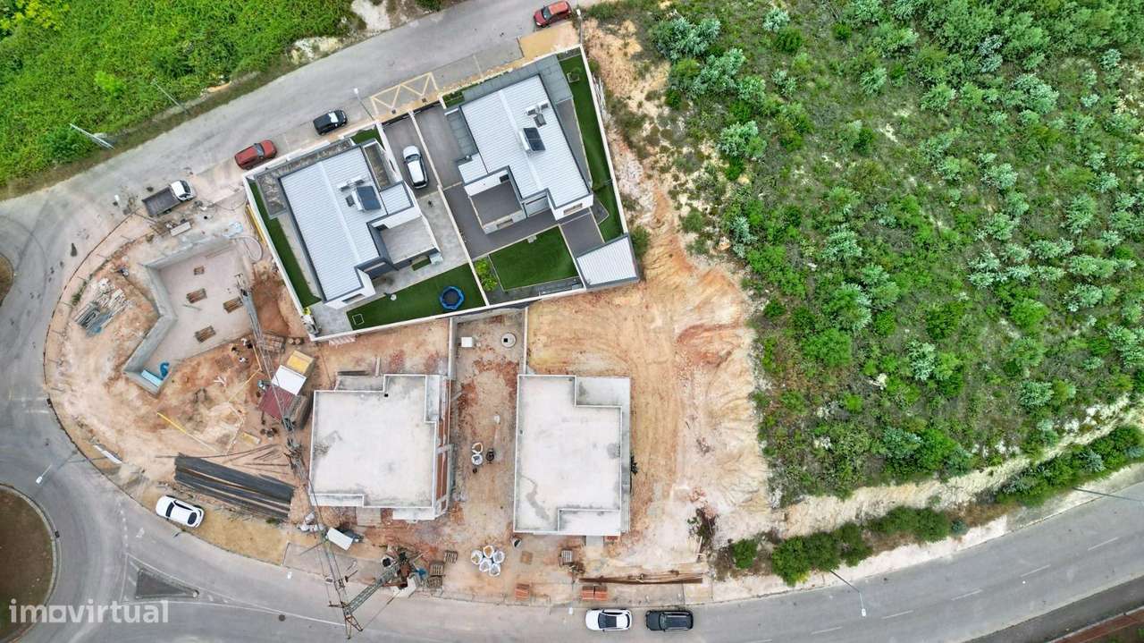 Moradia Nova com 4 Quartos-12