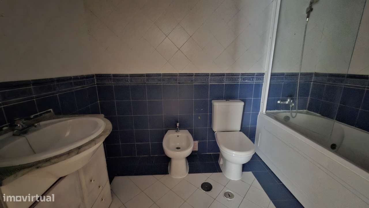 Apartamento T2 com 74m², Arrecadação e Estacionamento no Carregado-11