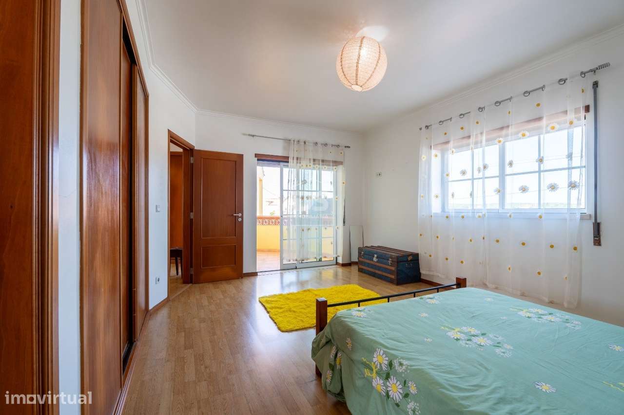 Moradia T5 geminada na Garcia, Marinha Grande-40