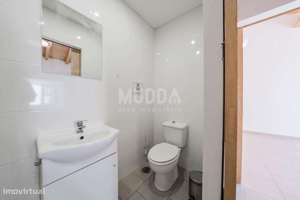 Moradia térrea T1+1 renovada com charme na Rua Direita, 35 mesmo no co-7