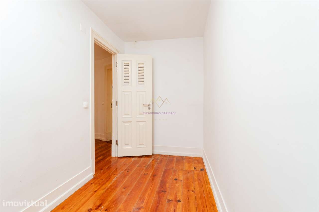 Elegância na Lapa: T2+2 com Alma e Vista Desafogada-20