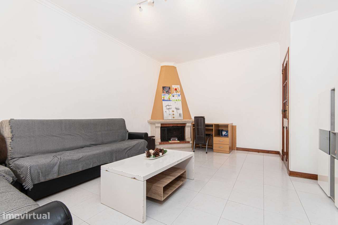 T2 com arrecadação, boas áreas, excelente localização Povoa Sta Iria-18