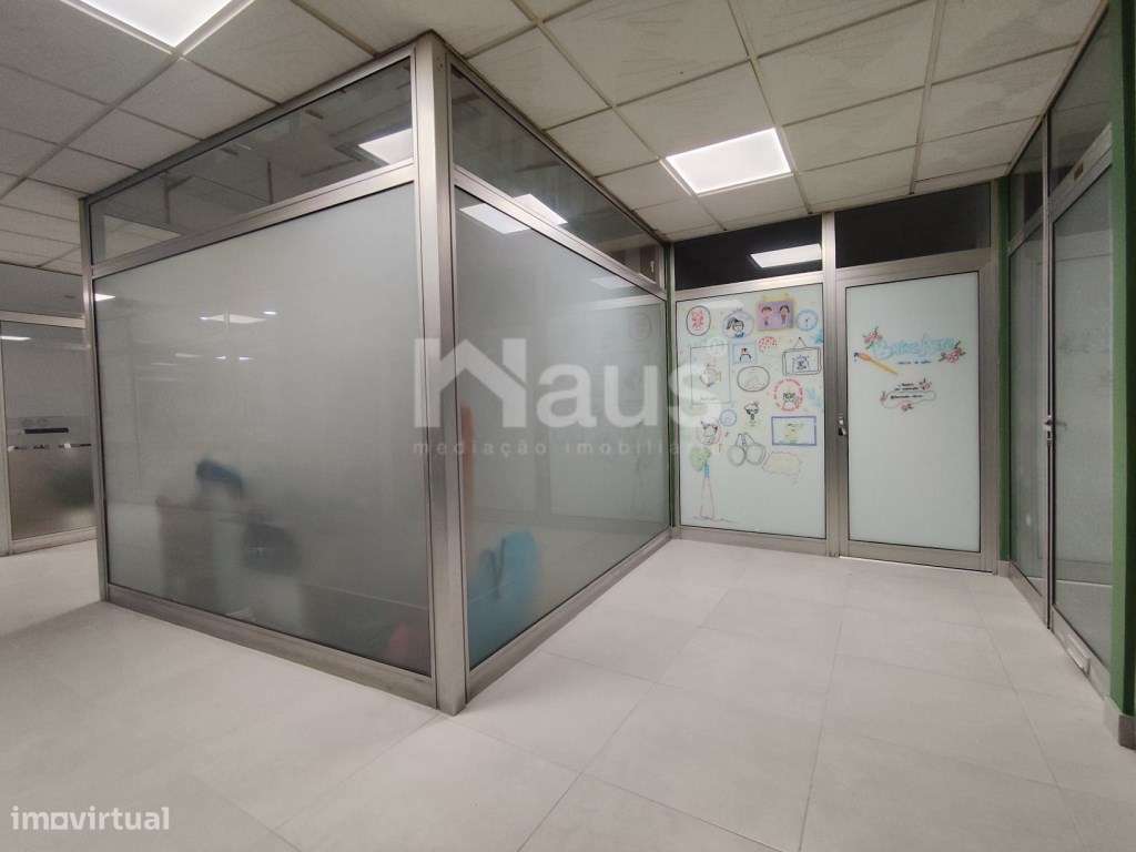 Loja totalmente remodelada disponível 1 Abril de 2026 - Grande imagem: 2/11