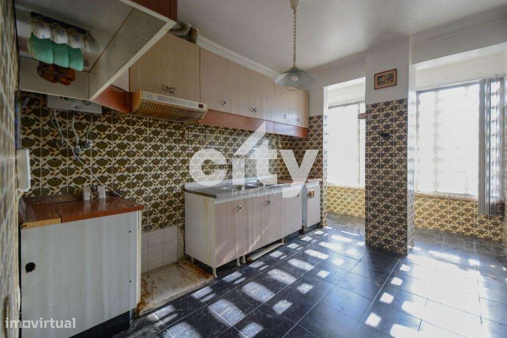 Apartamento T3 para remodelar situado na prestigiada Urbanização da Po-13