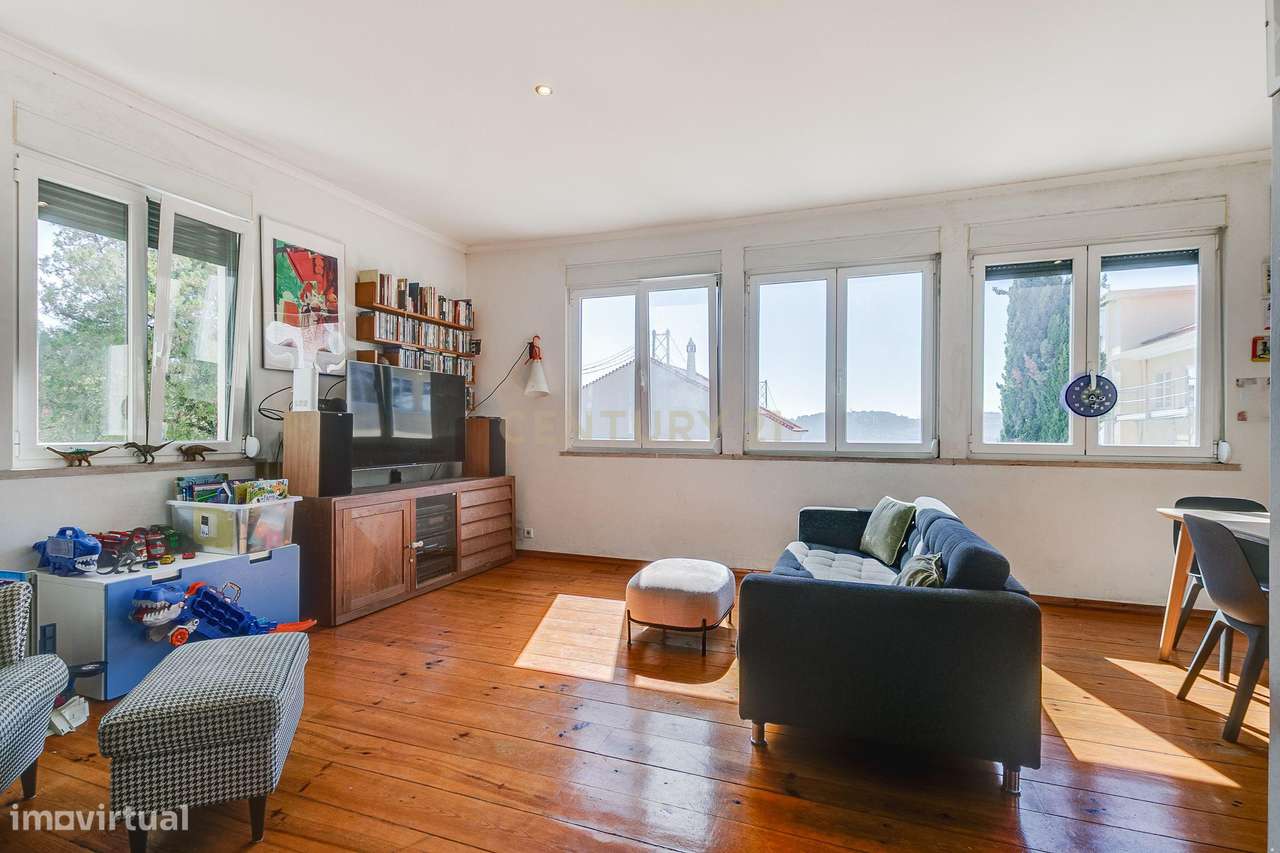 Terreno de 956m2 com duas moradias em Alcântara, Lisboa, uma T4 e T3-25