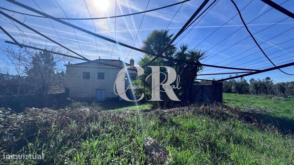 Casa de pedra com terreno e poço-25