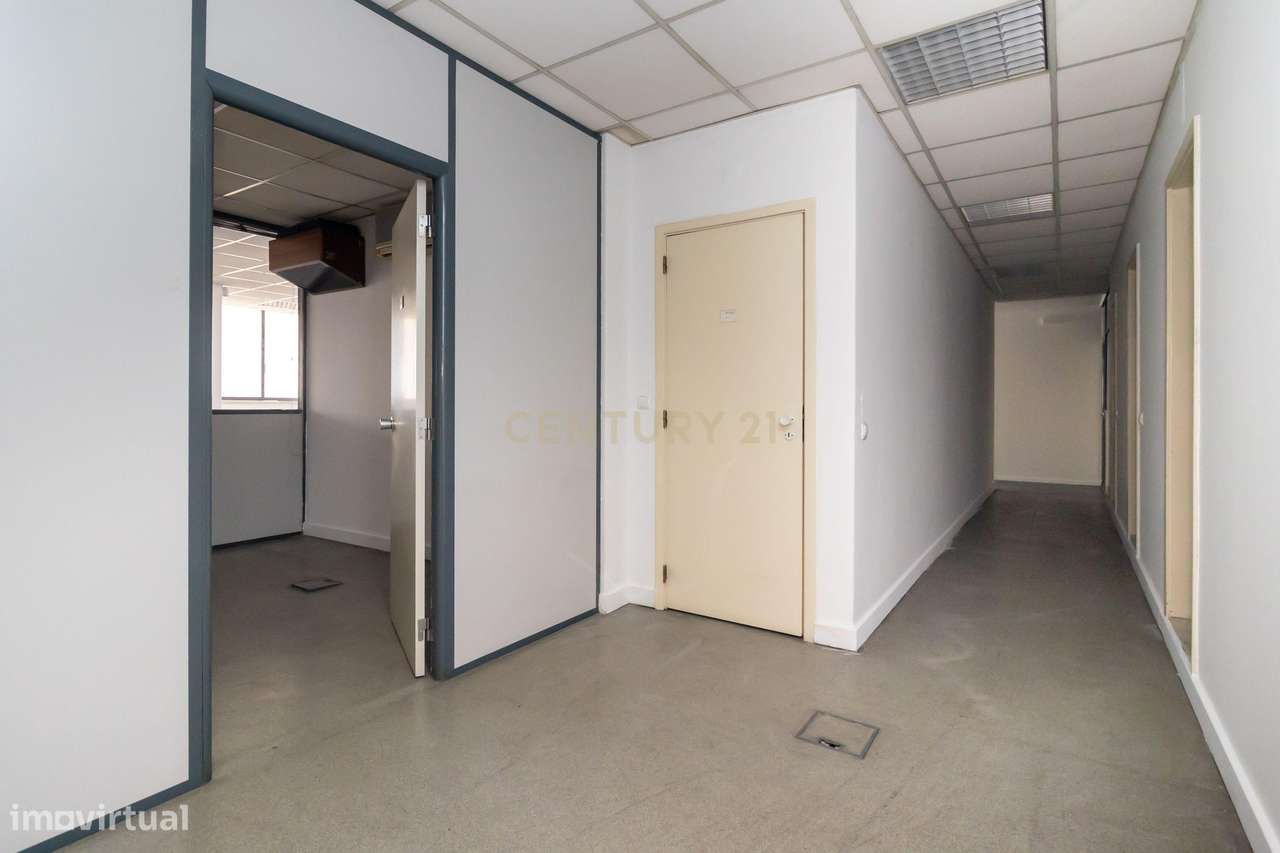 ESPAÇO COMERCIAL/SERVIÇOS com 311m2, para venda, no centro do Prior Ve-45