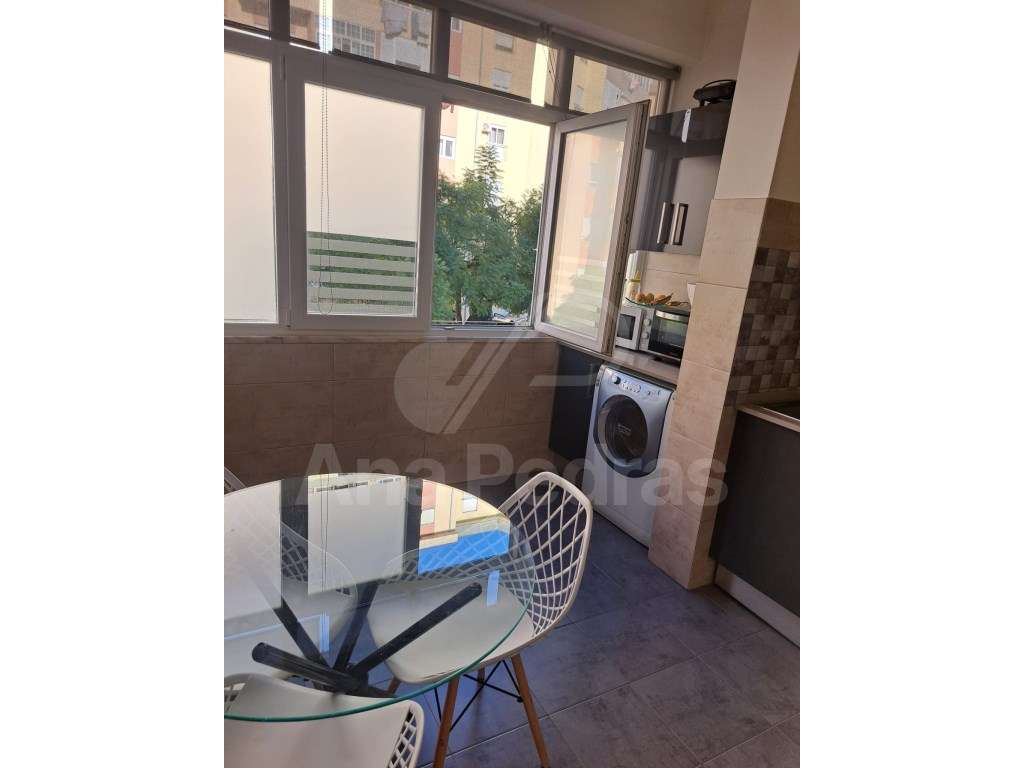 Vende-se T2 com excelente área - 87 m² - Totalmente remodelado - Grande imagem: 3/19