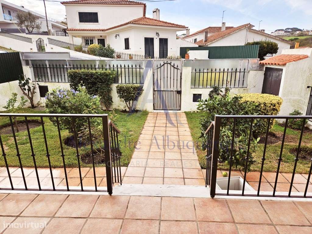 Moradia Isolada T4 de Prestígio com Piscina e Jardim-38