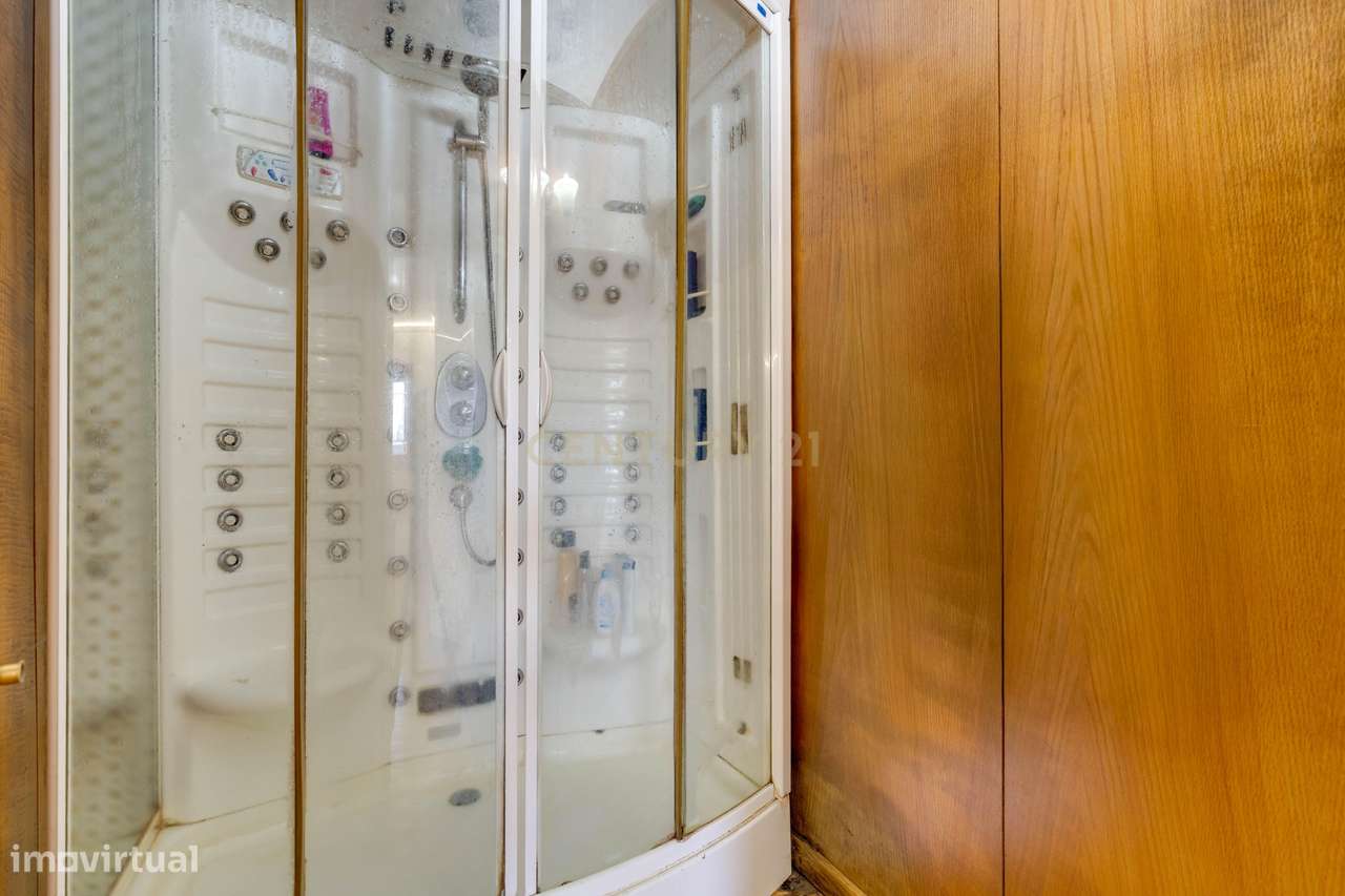 Encantadora Moradia de 4 Frentes-34