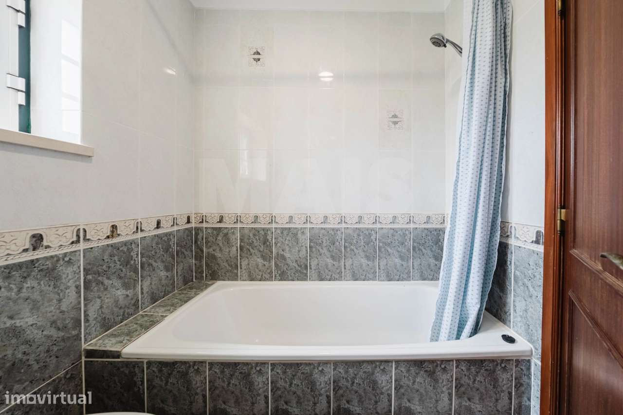 Moradia T4 com Charme em Olho Marinho | 260m² | Lote 734m²-29