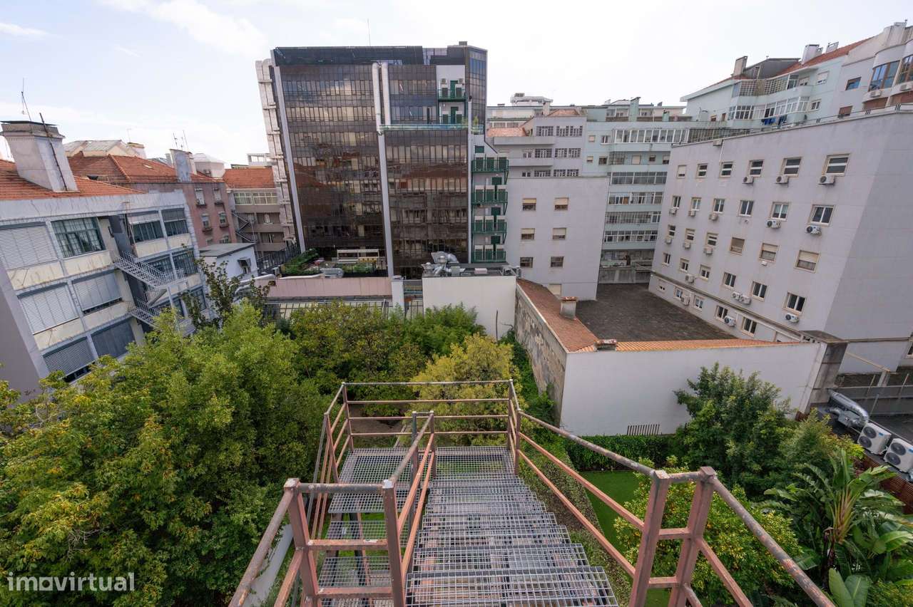 Apartamento T2 com 4 terraços e garagem nas Avenidas Novas, Lisboa-53